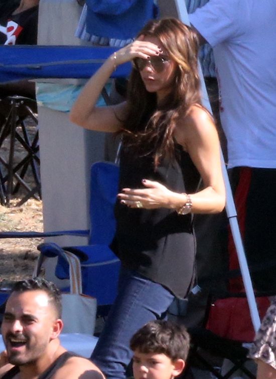 Victoria Beckham znowu ogląda synów na meczu (FOTO)