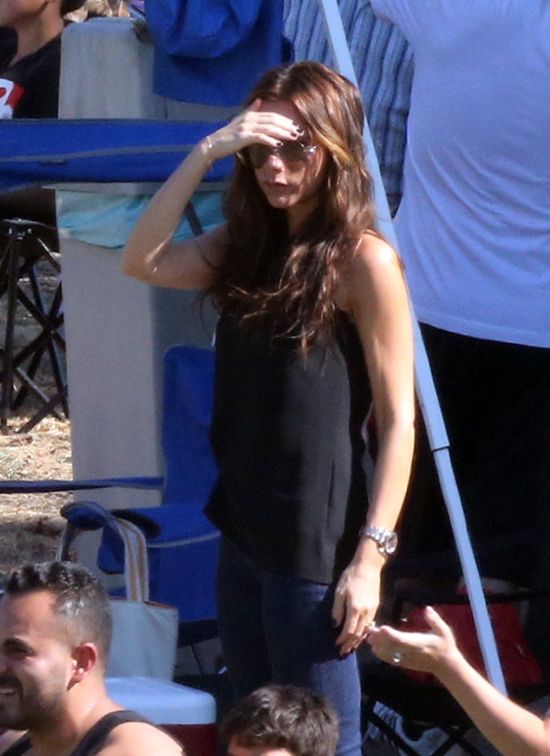 Victoria Beckham znowu ogląda synów na meczu (FOTO)