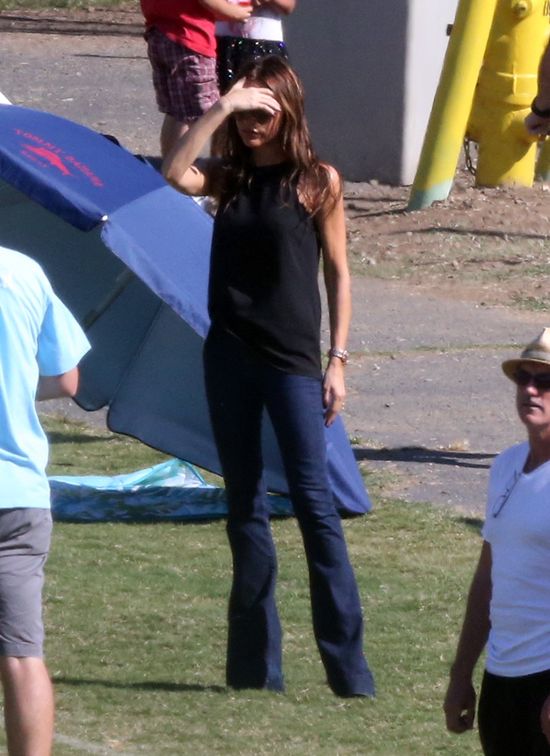Victoria Beckham znowu ogląda synów na meczu (FOTO)