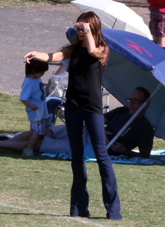 Victoria Beckham znowu ogląda synów na meczu (FOTO)