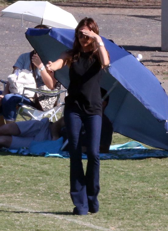 Victoria Beckham znowu ogląda synów na meczu (FOTO)