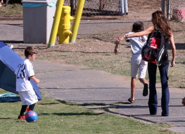 Victoria Beckham znowu ogląda synów na meczu (FOTO)