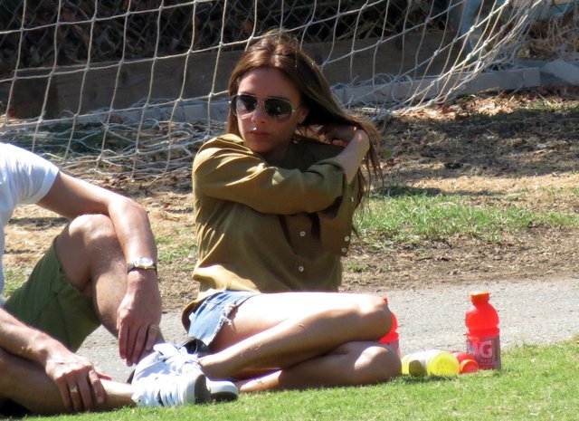 Victoria Beckham na zielonej trawce (FOTO)