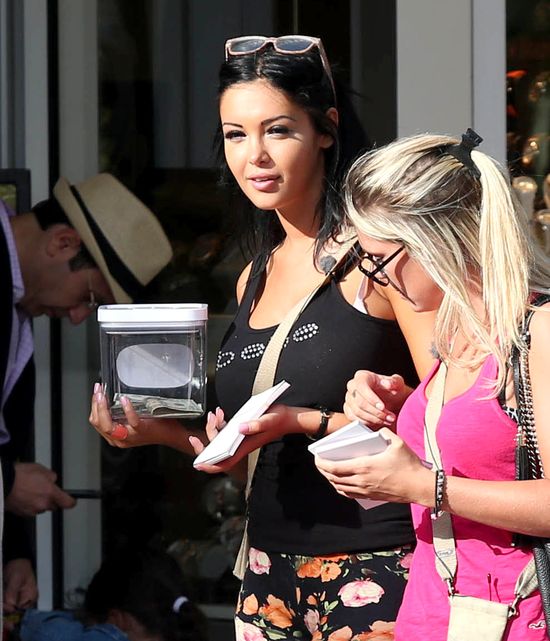 Nabilla Benattia w wersji na intelektualistkę (FOTO)