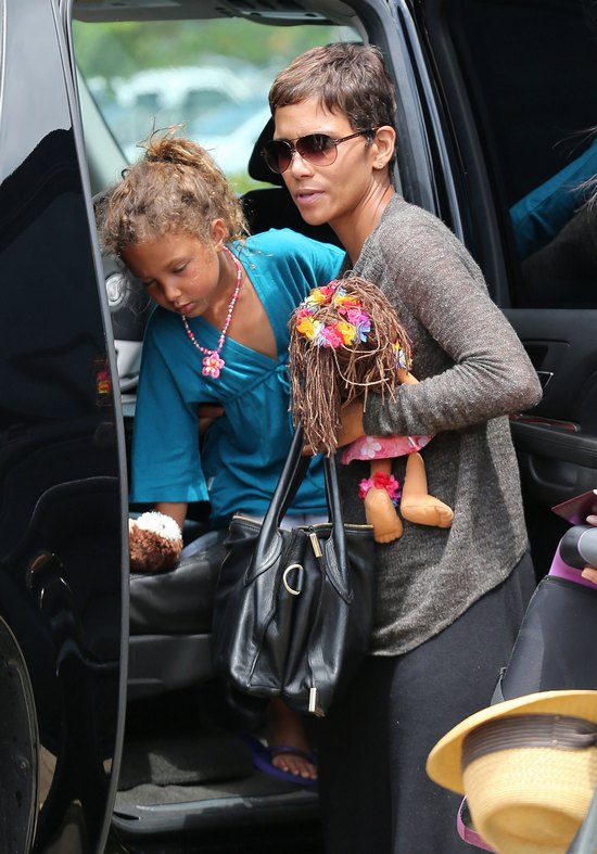 Halle Berry wraca z rodzinnych wakacji (FOTO)