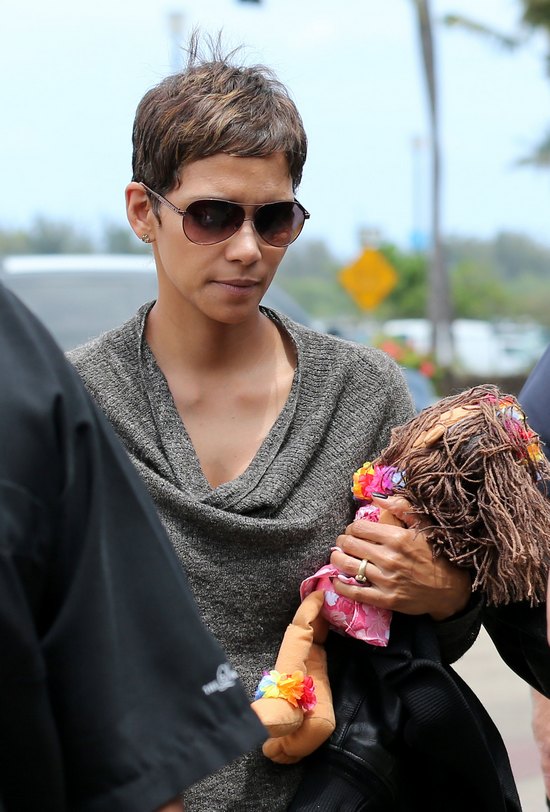 Halle Berry wraca z rodzinnych wakacji (FOTO)