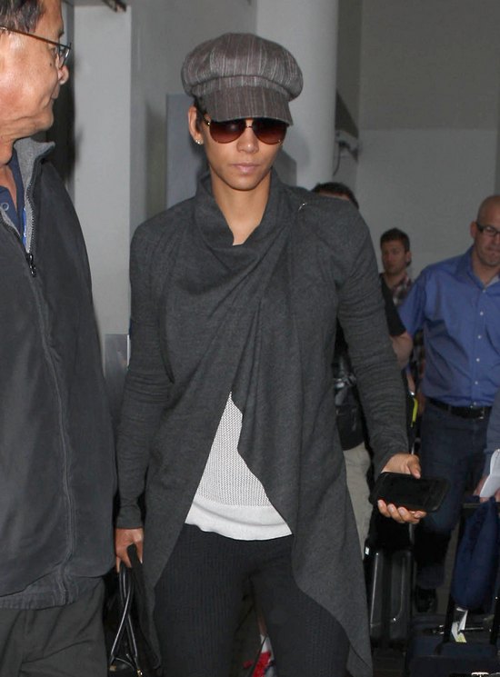 U Halle Berry już widać wystający brzuszek! (FOTO)