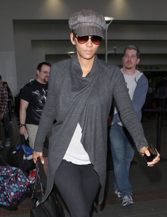 U Halle Berry już widać wystający brzuszek! (FOTO)