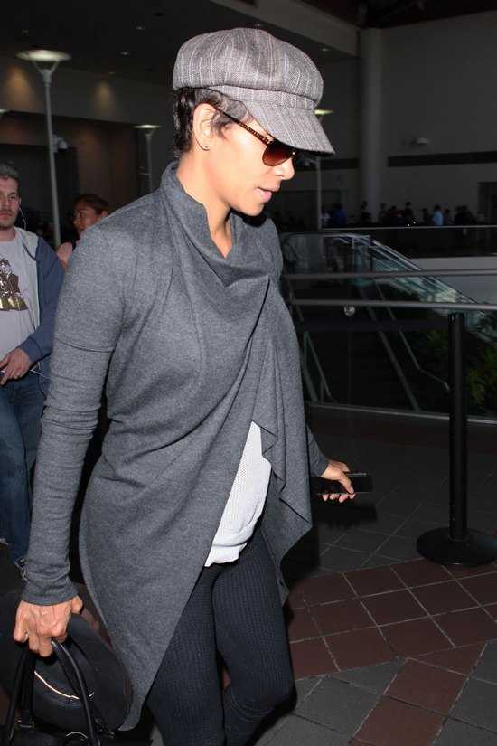 U Halle Berry już widać wystający brzuszek! (FOTO)