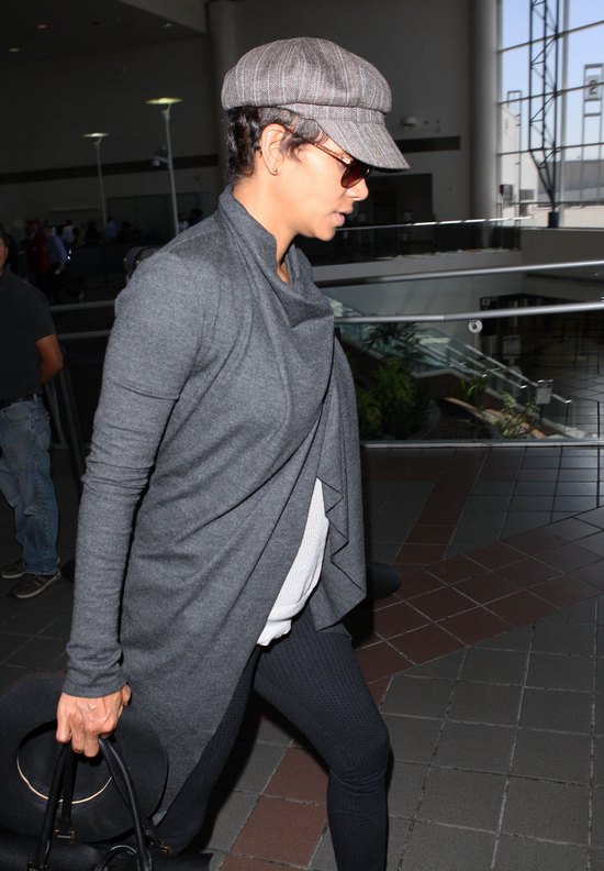 U Halle Berry już widać wystający brzuszek! (FOTO)