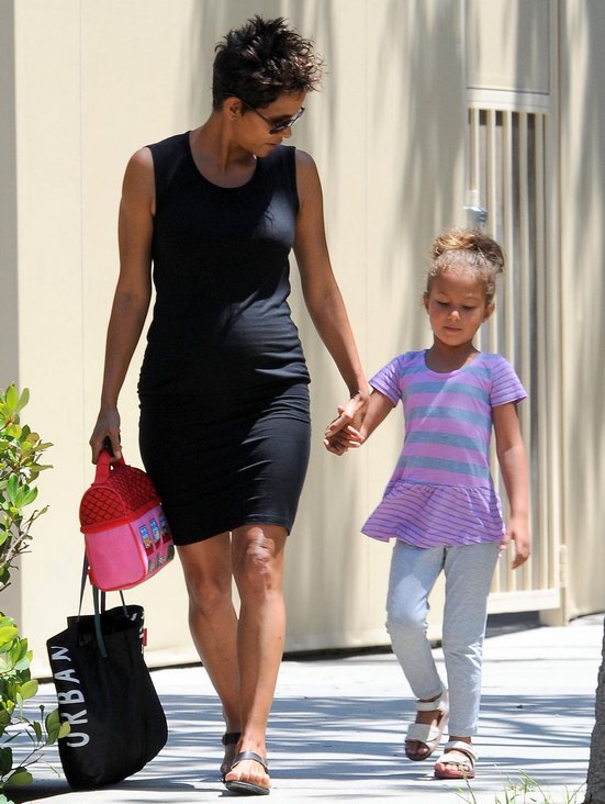 Halle Berry z córką wracają ze szkoły (FOTO)