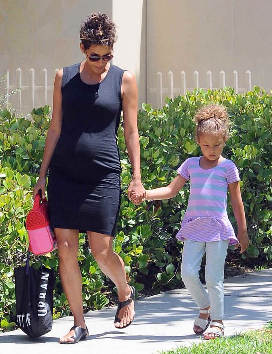 Halle Berry z córką wracają ze szkoły (FOTO)