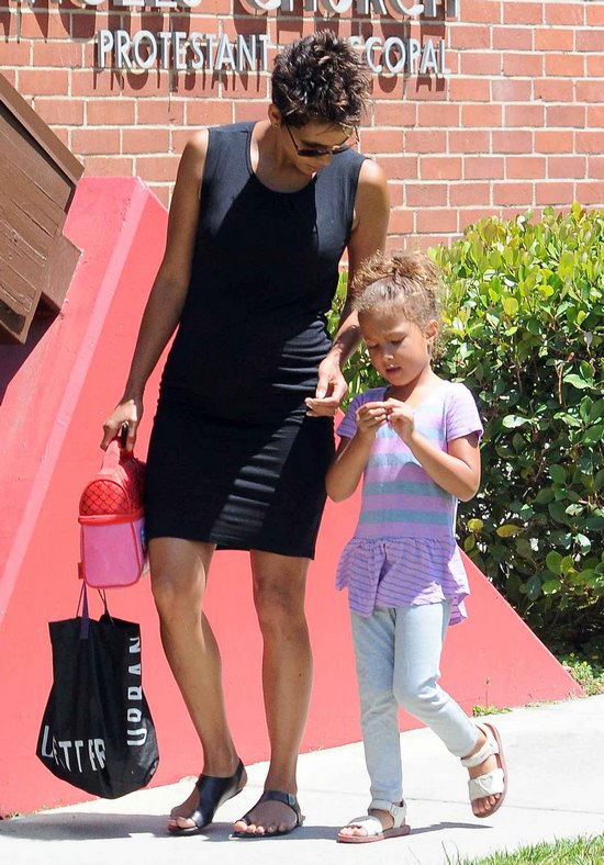 Halle Berry z córką wracają ze szkoły (FOTO)