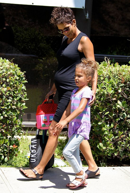 Halle Berry z córką wracają ze szkoły (FOTO)