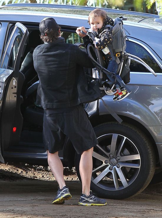 Orlando Bloom z synem na spacerze (FOTO)