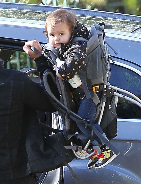 Orlando Bloom z synem na spacerze (FOTO)