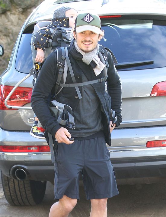 Orlando Bloom z synem na spacerze (FOTO)