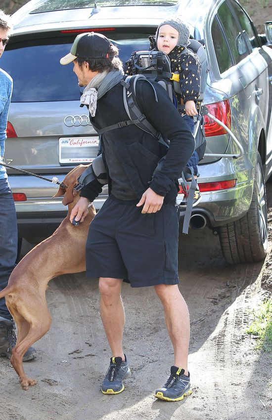 Orlando Bloom z synem na spacerze (FOTO)