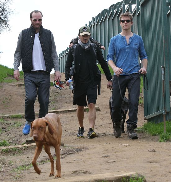 Orlando Bloom z synem na spacerze (FOTO)