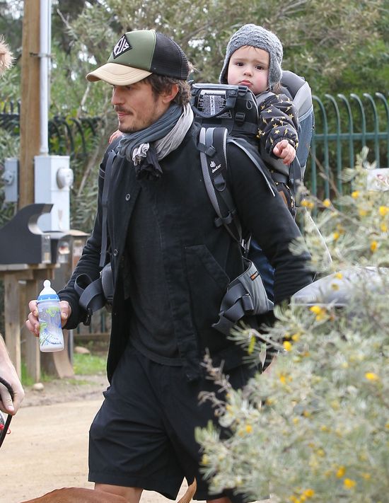 Orlando Bloom z synem na spacerze (FOTO)