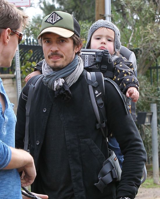 Orlando Bloom z synem na spacerze (FOTO)