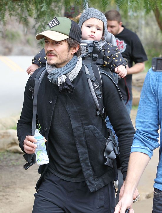 Orlando Bloom z synem na spacerze (FOTO)