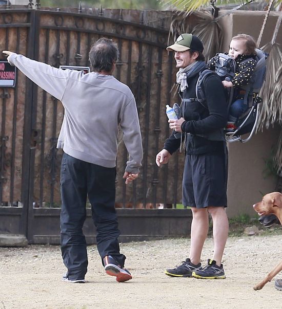 Orlando Bloom z synem na spacerze (FOTO)