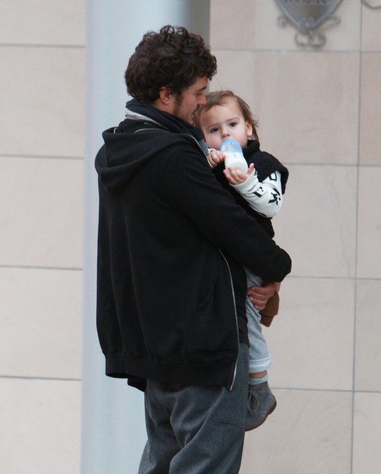 Orlando Bloom z synkiem. A gdzie Miranda? (FOTO)