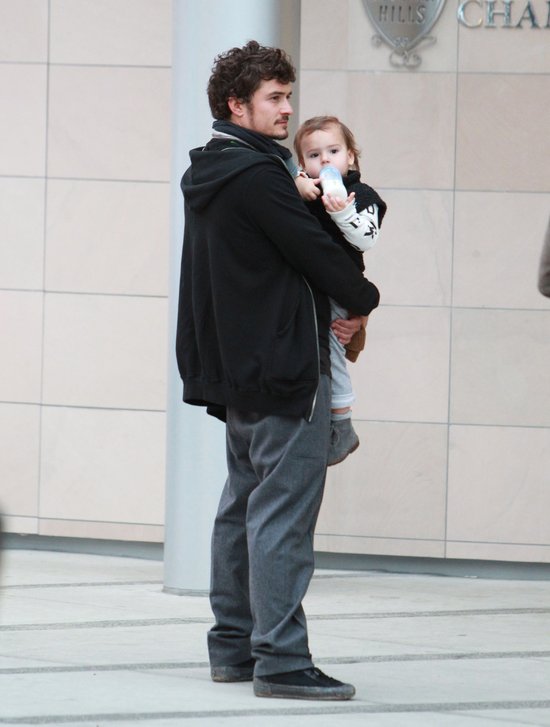 Orlando Bloom z synkiem. A gdzie Miranda? (FOTO)