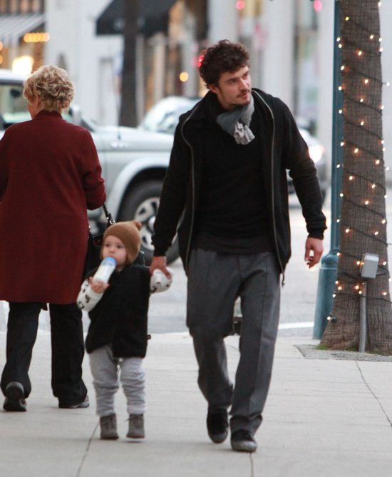 Orlando Bloom z synkiem. A gdzie Miranda? (FOTO)