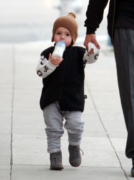 Orlando Bloom z synkiem. A gdzie Miranda? (FOTO)