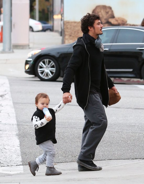 Orlando Bloom z synkiem. A gdzie Miranda? (FOTO)