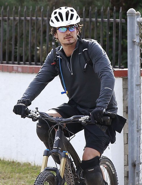 Miniasty Orlando Bloom na rowerze (FOTO)