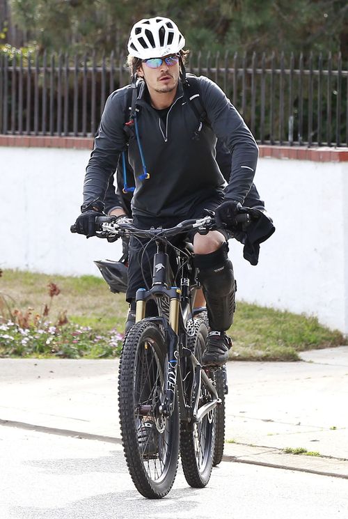 Miniasty Orlando Bloom na rowerze (FOTO)