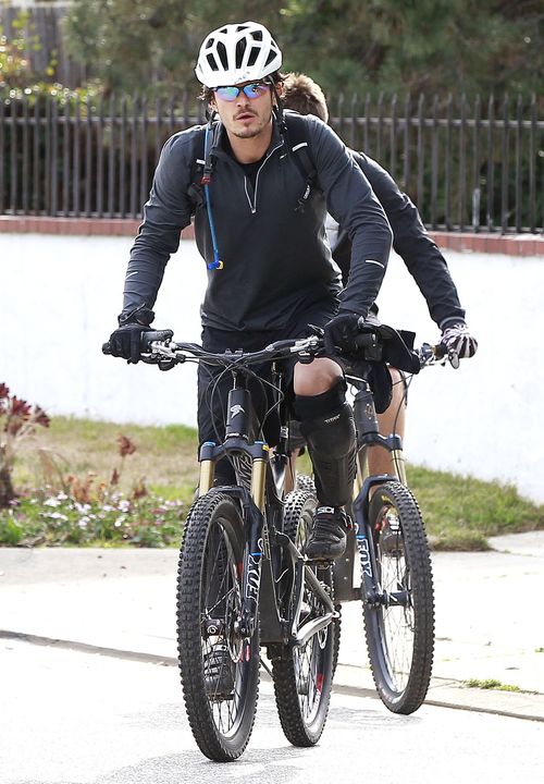 Miniasty Orlando Bloom na rowerze (FOTO)