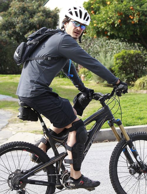 Miniasty Orlando Bloom na rowerze (FOTO)