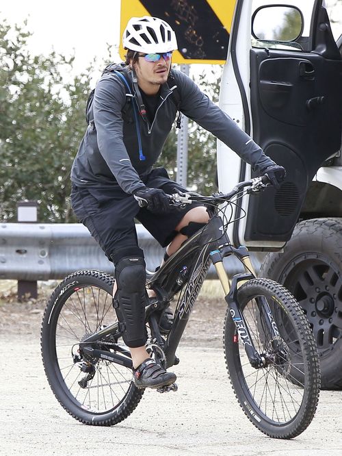 Miniasty Orlando Bloom na rowerze (FOTO)