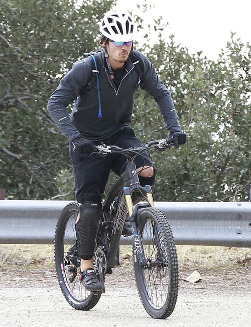 Miniasty Orlando Bloom na rowerze (FOTO)