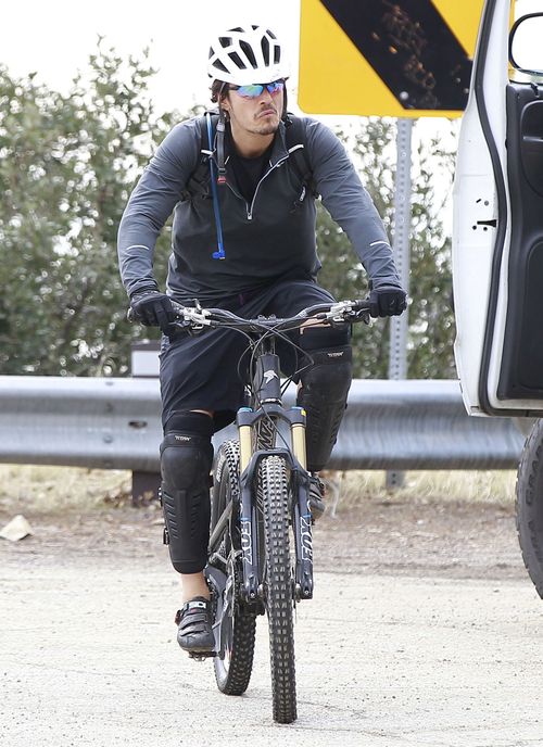 Miniasty Orlando Bloom na rowerze (FOTO)