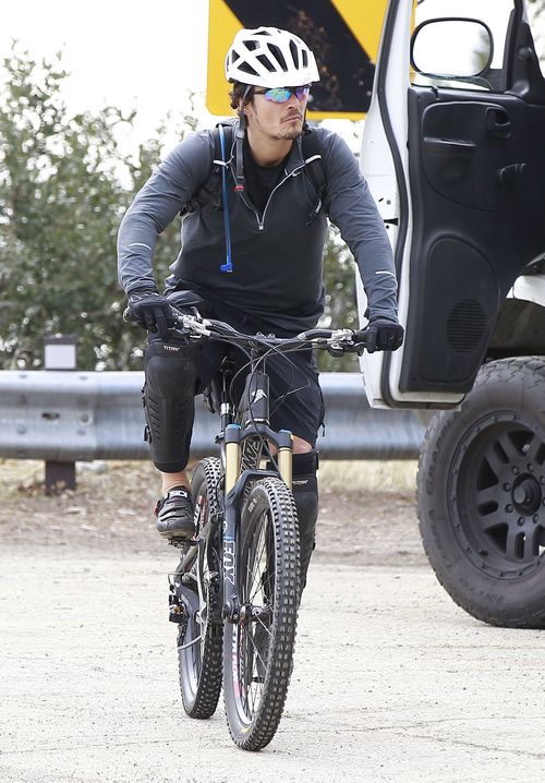 Miniasty Orlando Bloom na rowerze (FOTO)