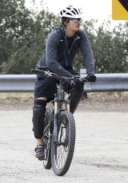 Miniasty Orlando Bloom na rowerze (FOTO)