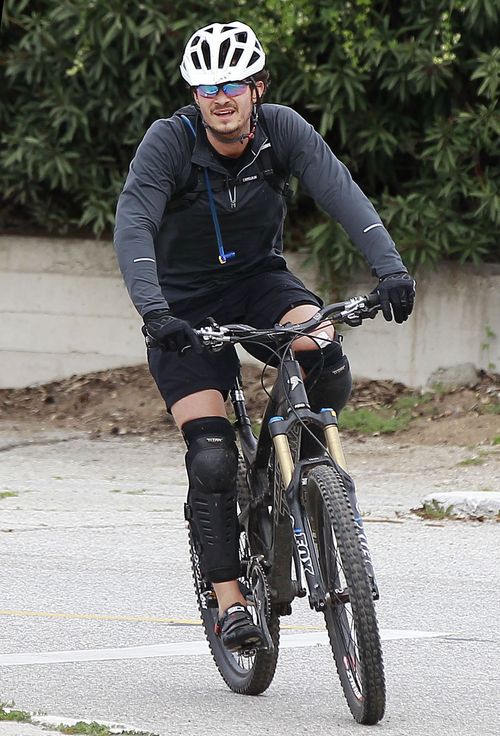 Miniasty Orlando Bloom na rowerze (FOTO)