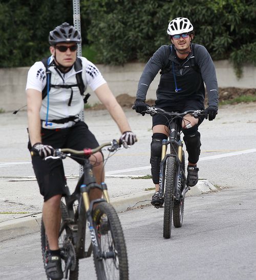 Miniasty Orlando Bloom na rowerze (FOTO)