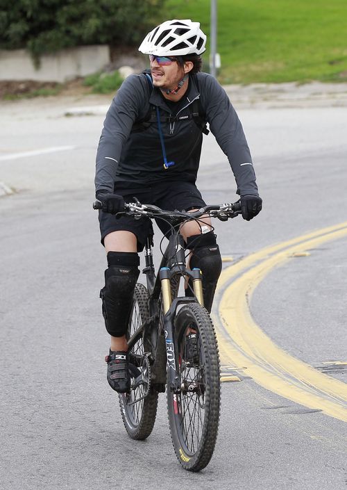 Miniasty Orlando Bloom na rowerze (FOTO)