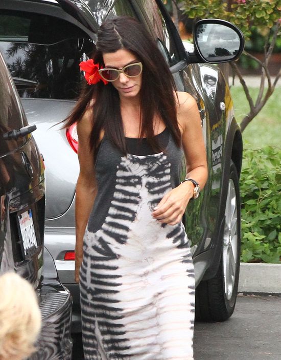 Kwiat we włosach Sandry Bullock (FOTO)