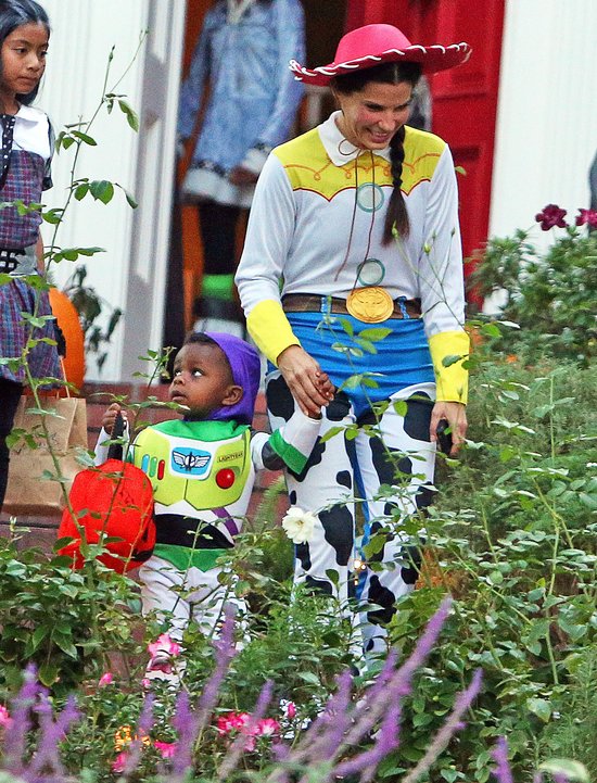 Sandra Bullock i jej synek jako Buzz Astral (FOTO) Sandra Bullock i jej synek jako Buzz Astral (FOTO)