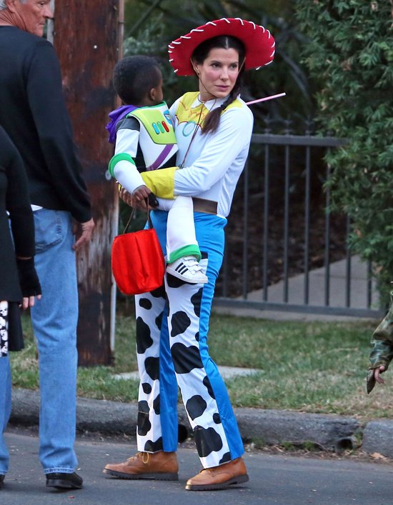 Sandra Bullock i jej synek jako Buzz Astral (FOTO) Sandra Bullock i jej synek jako Buzz Astral (FOTO)