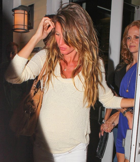 Ciężarna Gisele Bunchen w bikini na plaży (FOTO)