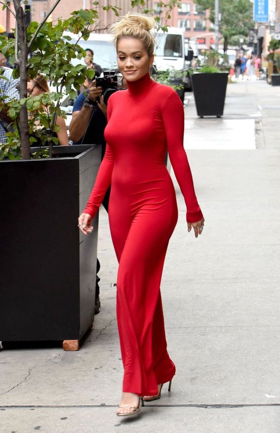 W czerwieni jej do twarzy? Ta gwiazda wie, co znaczy seskapil! 