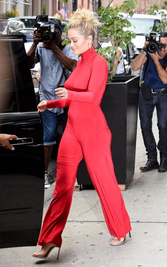 W czerwieni jej do twarzy? Ta gwiazda wie, co znaczy seskapil! 